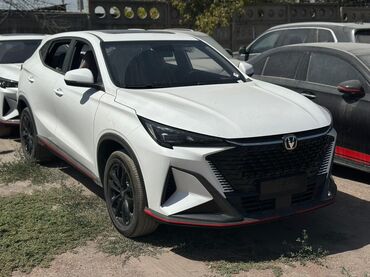 макр х: Белый кроссовер Changan Х5 Plus с динамичным дизайном. Автомобиль