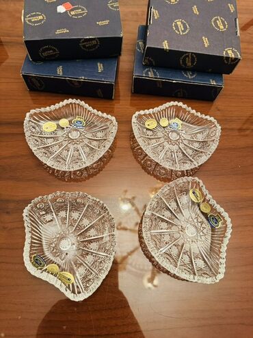 Külqabılar: Dörd ədəd "TOM Bohemia Crystal" markalı kristal qab dəsti. Hər qabın — 9