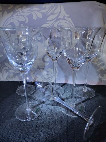 Čaše: Case nove za vino iz 2009g. Sve na casama odsjaj od svetla. Komada 6 — 1