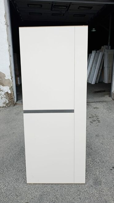 col qapi modelleri: Minimalist üslubda şkaf/qarderob korpusu - Rəng: ağ (mat), ortada