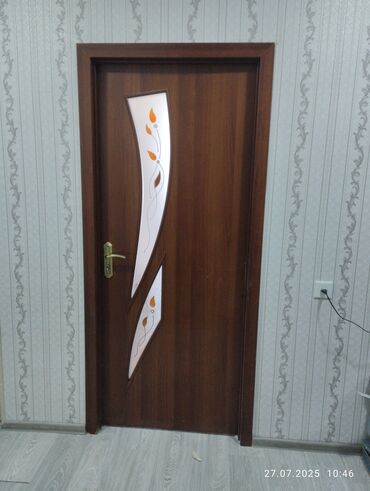 бу пластиковые двери: Bu, daxili məkanlar üçün nəzərdə tutulmuş, qəhvəyi rəngdə taxta
