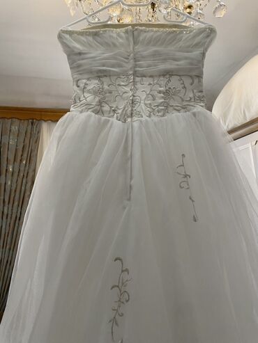 Toy paltarları: Ağ gəlinlik – straplez, A-kəsimli, uzun quyruqlu model. - Üst hissə — 7