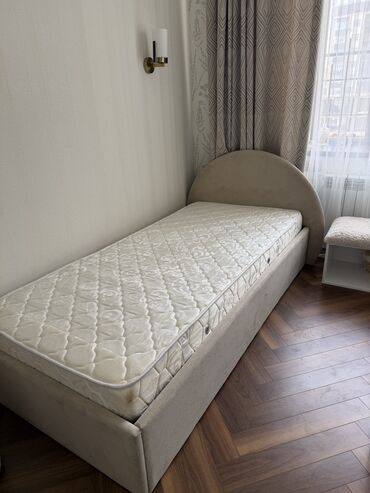 двухспальные диваны: Односпальная кровать с мягким изголовьем и матрасом. - Размер