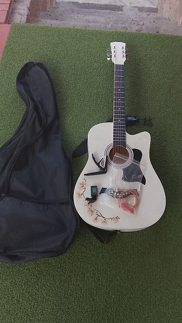 Гитары: Акустическая гитара с вырезом (cutaway), цвет корпуса — белый с — 8