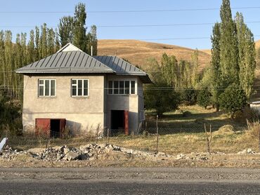 дома в центре: Двухэтажный дом с участком в живописном месте у подножия холмов