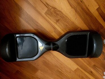 Karbon lifli görünüşə malik bu hoverboard, dayanıqlı səthi və