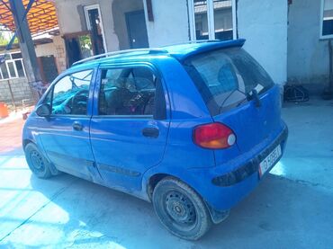 купить диски штампованные r15: Синий городской хэтчбек с пятью дверями, компактный и маневренный