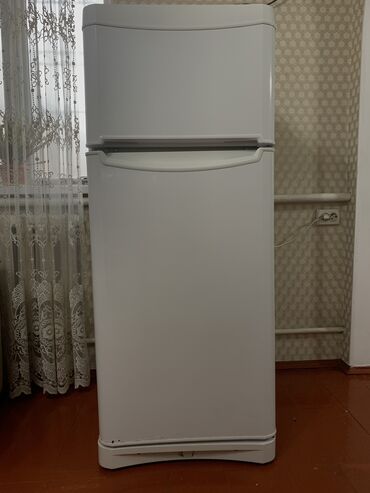 Холодильники: Холодильник Indesit, Б/у, Двухкамерный, 60 * 150 *