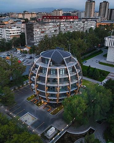 Офисные помещения в современном круглой формы бизнес-центре с