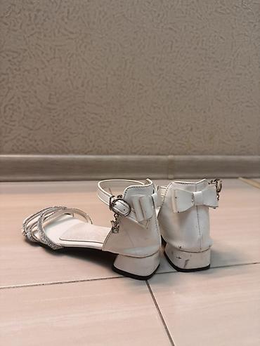 летние босоножки: Белые открытые босоножки на низком каблуке. - Цвет: молочно-белый. - — 4