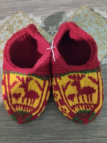 kişi idman geyimləri: Əl işi toxunma ev tapoçkası - Material: qalın akril/yun qarışığı iplə — 1