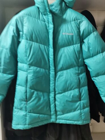 Пуховики и зимние куртки: Куртка пуховик тепленькая размер 44-46 цена 1000 сом