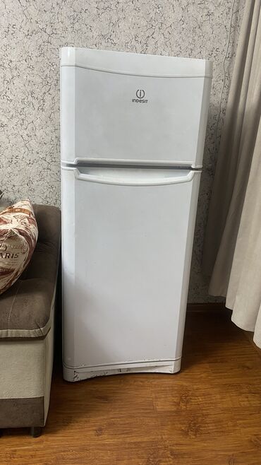 холодилник маленький: Холодильник Indesit, Б/у, Двухкамерный, De frost (капельный), 60 * 145 * 64