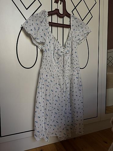 xarı bulbul kolyesi: Ağ fonlu, mavi çiçək naxışlı yay donu. - Model: qısa qollu, yüngül və — 1