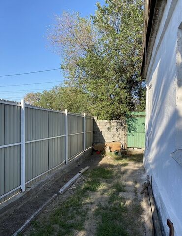 полдома горького: Үйдүн жарымы, 30 кв. м, 2 бөлмө, Менчик ээси, Эски ремонт