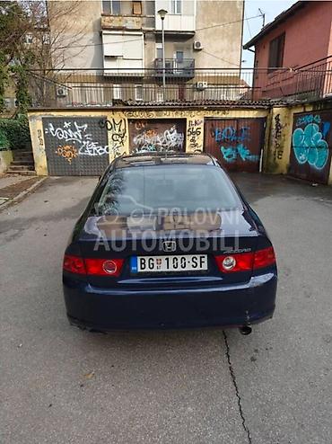 Honda: Auto u dobrom stanju,redovno odrzavanima tragova na limariji od — 2