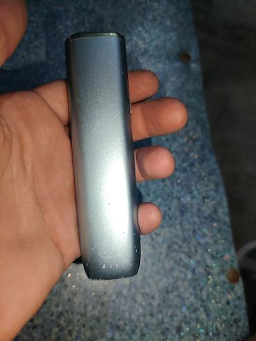 qəlyan aparat: Metallik boz rəngdə kompakt elektron siqaret cihazı (vape/pod — 1