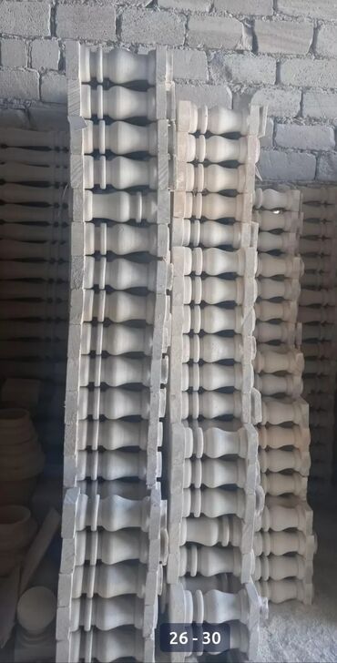 Pilləkən məhəccərləri: Ağ rəngli, müxtəlif formalı və ölçülü dəmir-beton sütunlar. Bu — 14