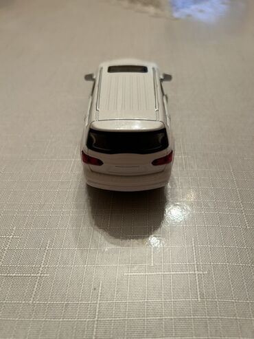 Avtomobil modelləri: Ağ rəngli mini avtomobil modeli (SUV tipli) - Material: metal və — 2