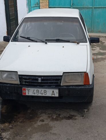 жыгули машина: Автомобиль ВАЗ-2109 белого цвета. Эта модель отличается своей