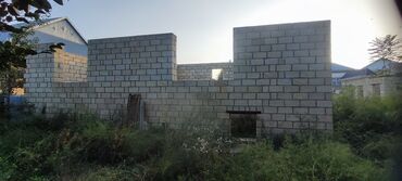дом на колесах: Torpaq sahəsi və tikili karkası - Qalın ağ daşdan hörülmüş
