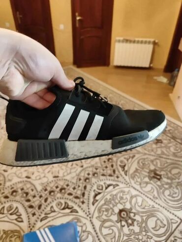 Krasofkalar və idman ayaqqabıları: Satilir beyler ucun original adidas firmasinin krossovkasi veziyyeti