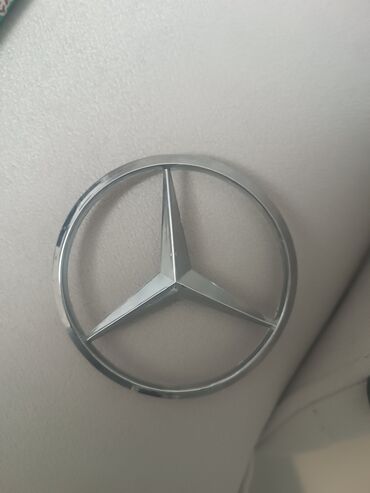 masin aksesuarlari vaz: Gümüşü rəngdə Mercedes-Benz loqosu. Üçguşəli ulduz dairənin içərisində