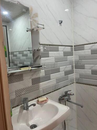 Uzunmüddətli kirayə mənzillər: 9-cu mikrorayon, Tərlan şadlıq sarayın yaxınlığı, 5 mərtəbəli binanın — 4