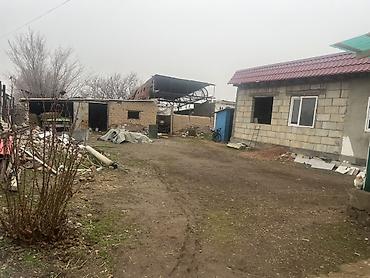 Продажа коттеджей и домов: Дом с участком, огороженный новым высоким забором из профнастила — 6