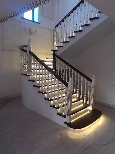 Деревянные лестницы: Деревянная лестница Для дома, Форма лестницы: Много-маршевая, Стиль: Классический — 1