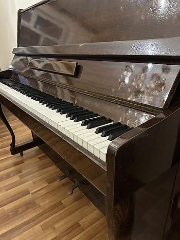 Musiqi alətləri: Upright pianino – “Kouhssu” markası (armənicə yazılı loqo ilə). - — 2