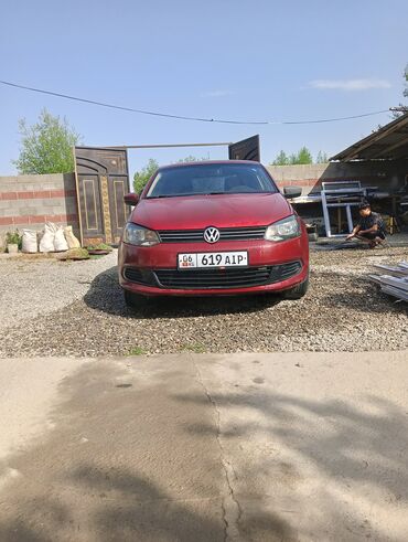 вито 2010: Volkswagen Polo, автомобиль красного цвета. Компактный и экономичный