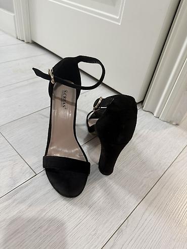 Босоножки, сандалии, шлепанцы: Черные женские босоножки на каблуке
Размер 38 
Высотка каблуков 8 см — 3