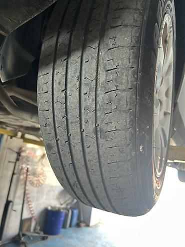 07 masin: Volkswagen orijinal 15" yüngül lehimli disklər və şinlər komplekti — 4