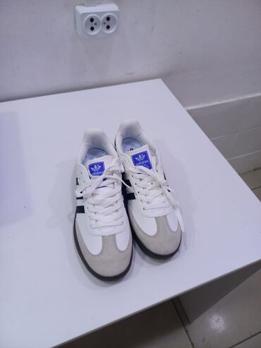 белые блузки больших размеров: Продаю кросовки Adidas, 44 размер уни