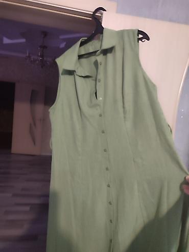 podium don: Yaylıq yaşıl rəngdə, qolsuz, düyməli uzun köynək-don. - Model: qolsuz — 4