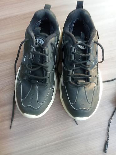Кроссовки повседневные, черные, с контрастной белой подошвой. Верх lalafo.kg да Кроссовки повседневные, черные, с контрастной белой подошвой. Верх