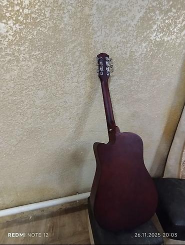 Гитары: Акустическая гитара с вырезом (cutaway), форма корпуса Dreadnought — 8