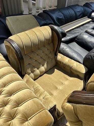 salon divan: Mebel dəsti – klassik üslubda, velvet tipli parça üzlüklə. Divan — 2