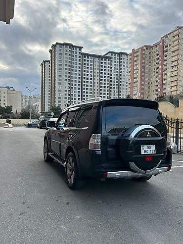 Mitsubishi: Mitsubishi Pajero (qara rəng, 5 qapı, iri SUV) Xüsusiyyətlər: - Tam — 2