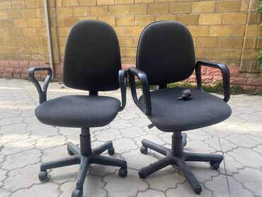 продаю мебел: Продаем 2 офисных кресла., без торга! У одного кресла отвалились два