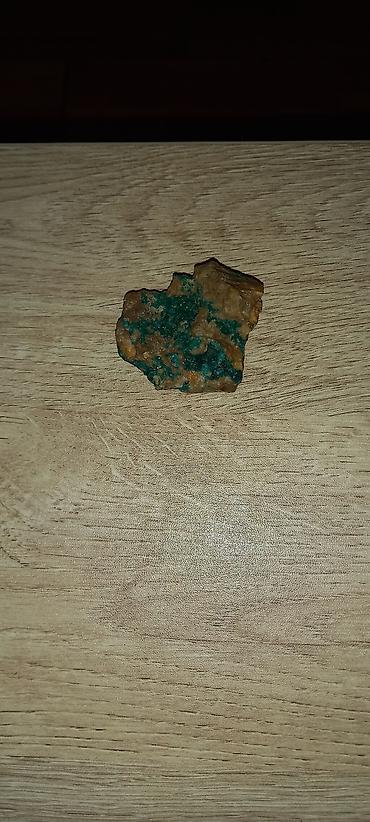 dekor vitrin: Mineral nümunəsi – təbii yaşıl-mavi kristalli damarları olan qəhvəyi — 4