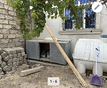 divarda dekor: Metall və taxta materiallardan yığılmış iri ölçülü həyət/təsərrüfat — 6