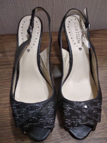 женскую обувь б у: Босоножки 37 размер каблук 7 см . почти новые . не Китай. цена 700