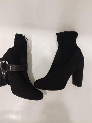 Botinka və botilyonlar: Guess, Ölçü: 37.5, rəng - Qara, İşlənmiş -da lalafo.az — 13 Botinka və botilyonlar: Guess, Ölçü: 37.5, rəng - Qara, İşlənmiş — 13