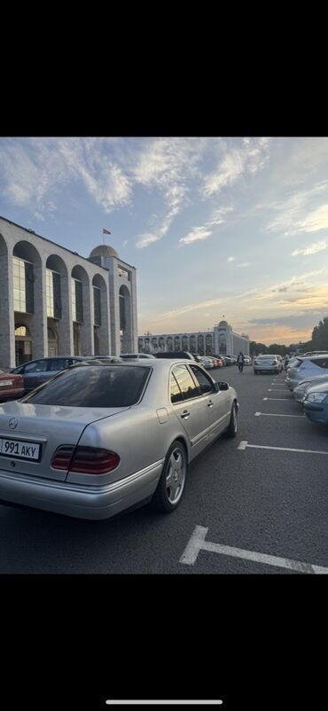 панель бмв е34: Автомобиль Mercedes-Benz E-класса, модель E 210, в серебристом цвете