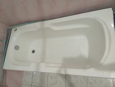 asma tavan hamam: Ağ rəngdə hamam otağı üçün vanna. Vannanın ön hissəsi panellə — 3