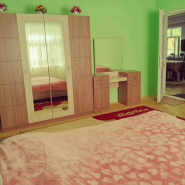 Günlük kirayə evlər: 90 kv. m, 3 otaqlı, Kombi, Qaz, İşıq — 1