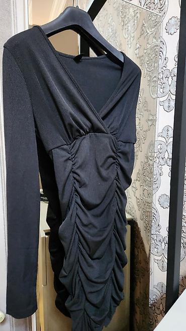 mini yubkalar: Qara qadın paltarı - Model: bədənə oturan, ön hissədə dərin olmayan — 2