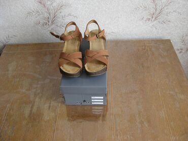 женские босоножки на платформе: Продается б/у женская обувь на платформе. Бежевый цвет. 37 размер. В